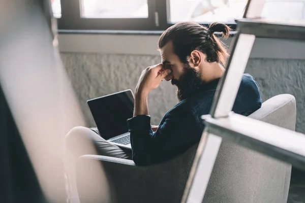 Businessman working with laptop — Stock Photo, Image