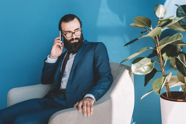 Skäggiga affärsmannen pratar via telefon — Stockfoto