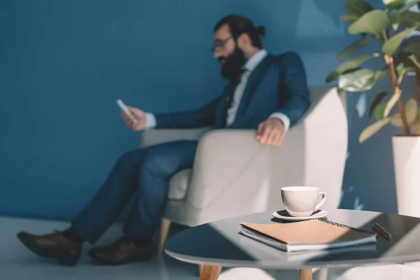 Hombre de negocios usando smartphone — Foto de Stock