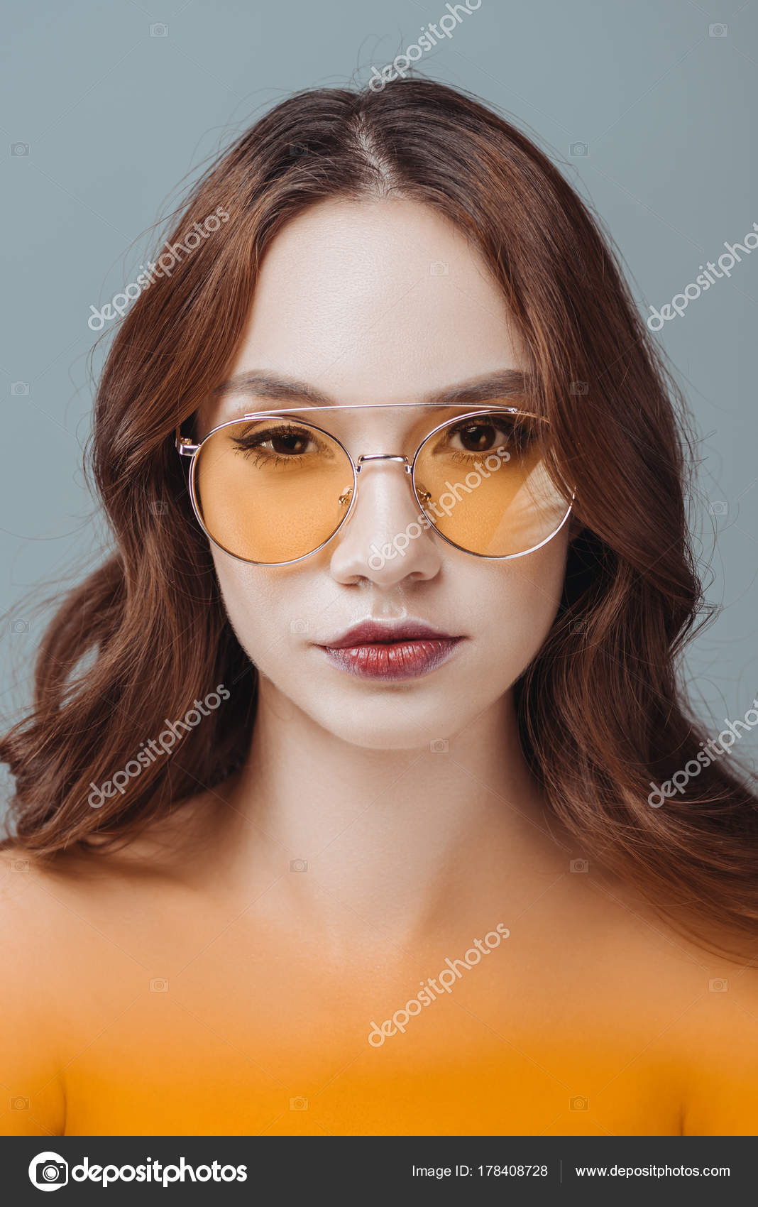 bombilla nacionalismo Levántate Hermosa Joven Posando Gafas Sol Amarillas Aislado Gris: fotografía de stock  © HelenKayda #178408728 | Depositphotos