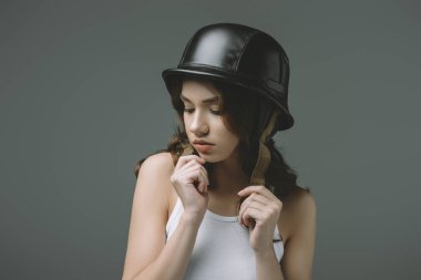 askeri kask, gri izole içinde çekici genç kız