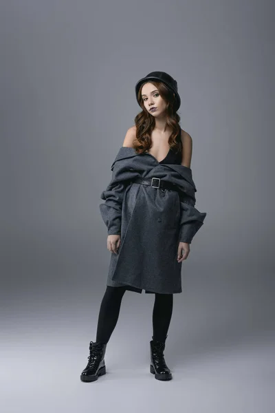 Chica Hermosa Moda Posando Abrigo Otoño Casco Militar Aislado Gris — Foto de Stock