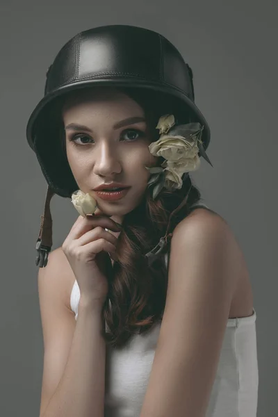 Stijlvolle Jonge Model Militaire Helm Met Witte Bloemen Geïsoleerd Grijs — Stockfoto