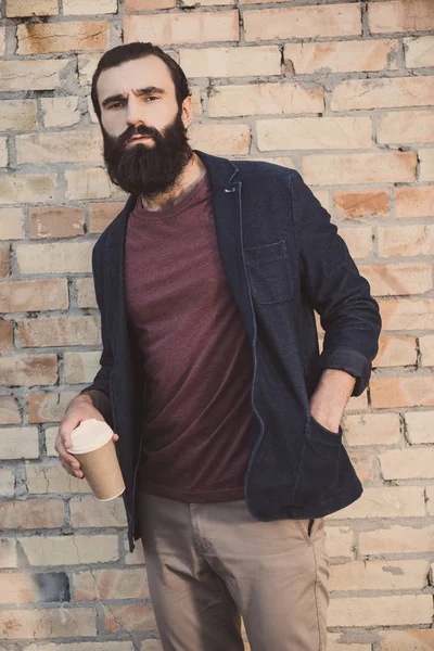 Homme avec tasse de café jetable — Photo de stock