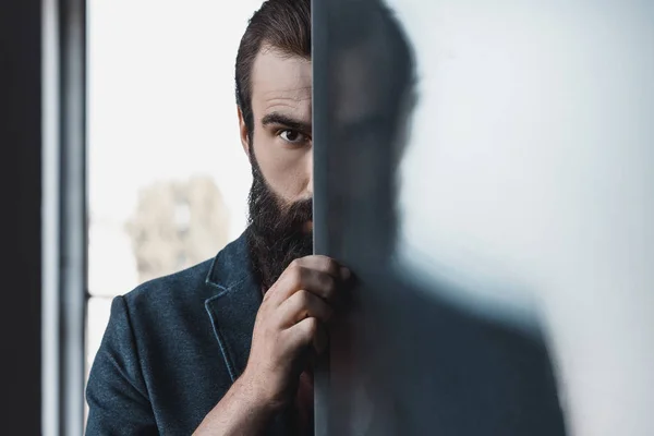 Hombre barbudo escondido por vidrio esmerilado - foto de stock