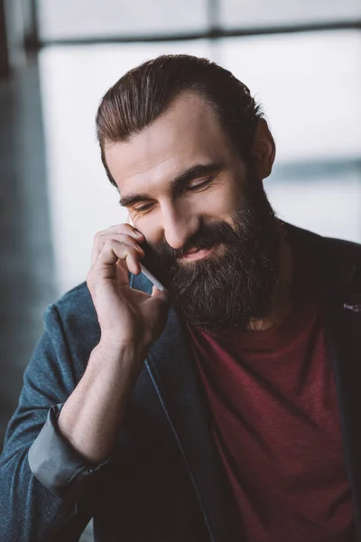 Hombre barbudo hablando por teléfono - foto de stock
