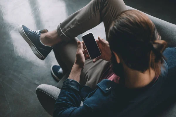 Man using smartphone — Stock Photo