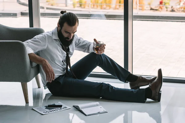 Homme d'affaires ivre assis sur le sol — Photo de stock