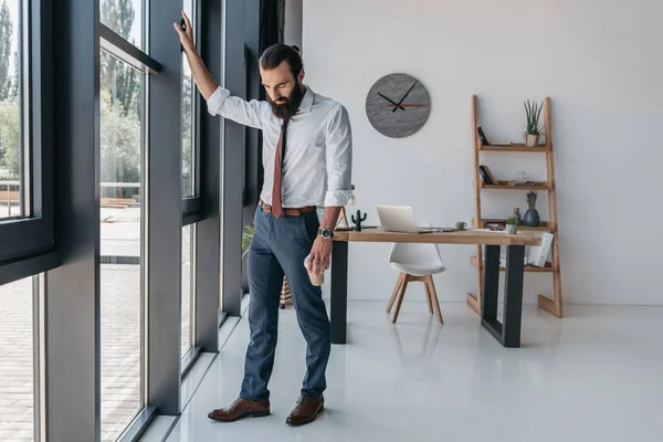 Pensativo joven hombre de negocios - foto de stock