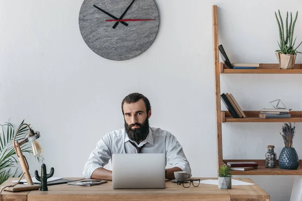 Giovane uomo d'affari con laptop — Foto stock