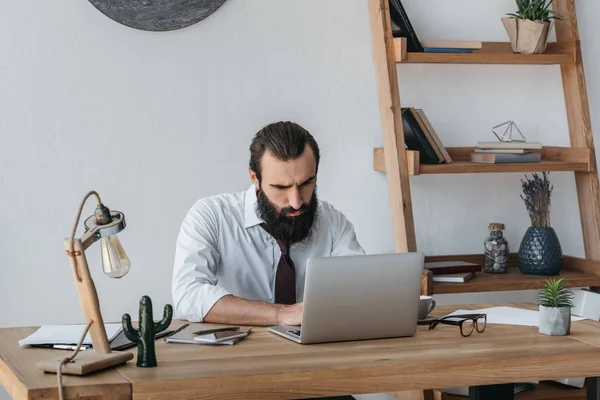 Jovem empresário com laptop — Fotografia de Stock