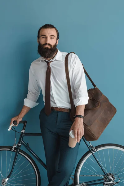 Homme d'affaires avec vélo vintage — Photo de stock
