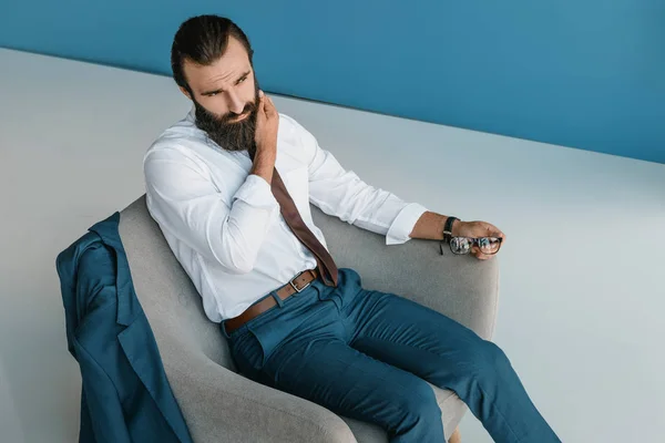 Jovem empresário concentrado — Fotografia de Stock