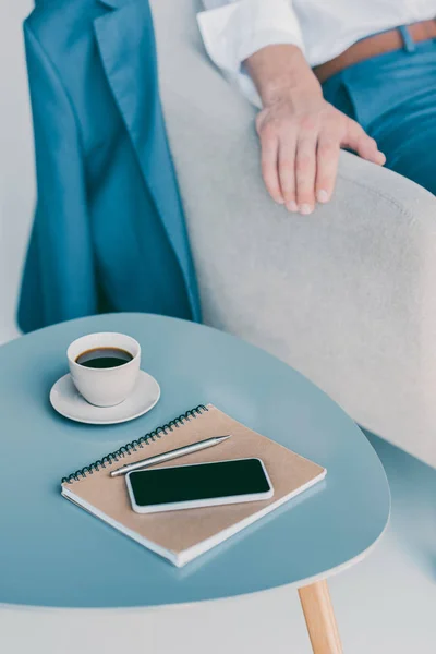 Geschäftsmann mit Kaffee und Notizblock — Stockfoto