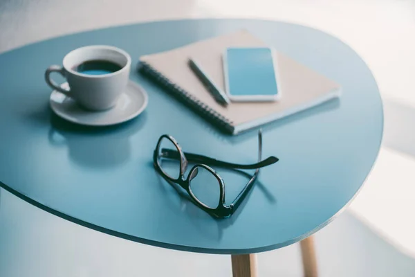 Café, bloc de notas y anteojos - foto de stock