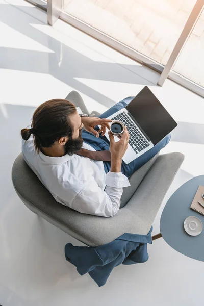Businessman using laptop — Stock Photo