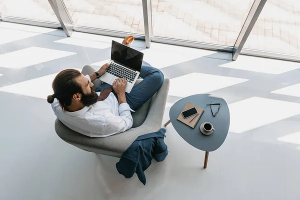 Homme d'affaires utilisant un ordinateur portable — Photo de stock