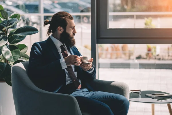 Thoughtful businessman drinking coffee — Stock Photo