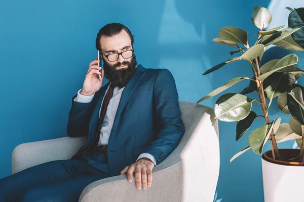 Homme d'affaires barbu parlant par téléphone — Photo de stock