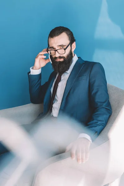 Бородатий бізнесмен розмовляє по телефону — стокове фото