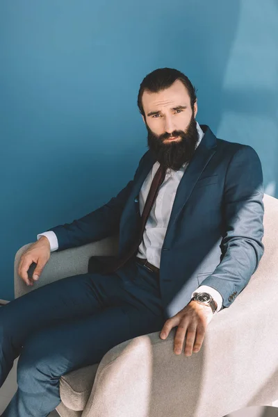 Бородатий бізнесмен сидить у кріслі — стокове фото