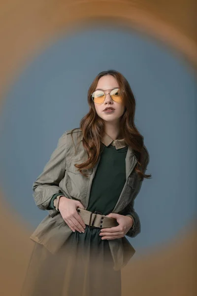 Chica de moda posando en traje de otoño, aislado en gris con filtro naranja - foto de stock