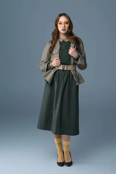 Belle fille à la mode posant en tenue d'automne, isolé sur gris — Photo de stock