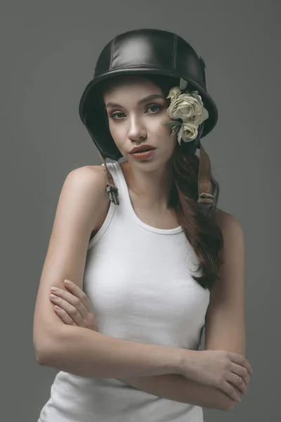 Jolie fille en casque militaire avec des fleurs blanches, isolé sur gris — Photo de stock