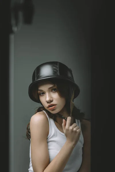 Modelo jovem atraente posando em capacete militar para tiro de moda — Fotografia de Stock