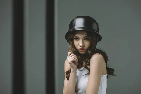 Séduisante jeune fille en casque militaire, isolée sur gris — Photo de stock