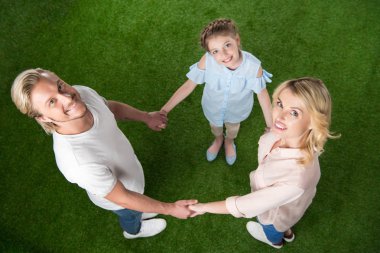 Daire içinde aile ayakta 