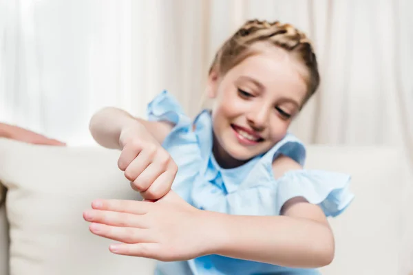 Chica mostrando truco con dedo — Foto de stock gratis