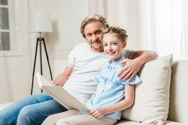 Far och dotter läsa bok — Stockfoto