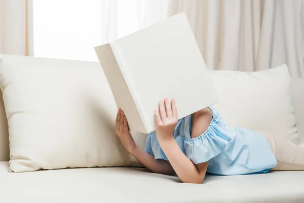 Κορίτσι ανάγνωση βιβλίου — Φωτογραφία Αρχείου