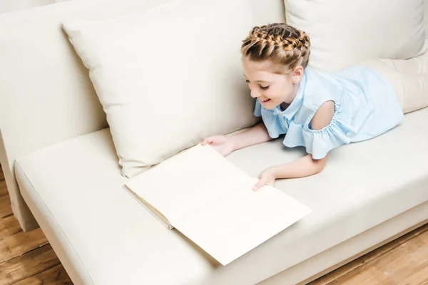 Девушка читает книгу — стоковое фото