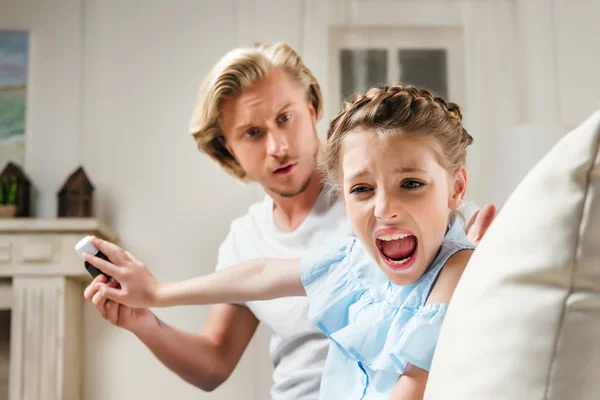 Pai e filha segurando medicina — Fotografia de Stock