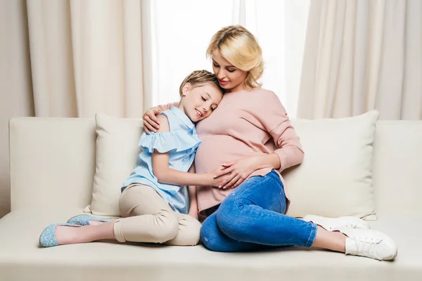 Schwangere Mutter mit Tochter — kostenloses Stockfoto