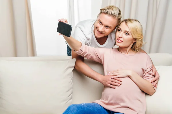 Έγκυος ζευγάρι χρησιμοποιώντας smartphone — Φωτογραφία Αρχείου