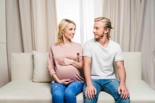 Feliz pareja embarazada — Foto de Stock