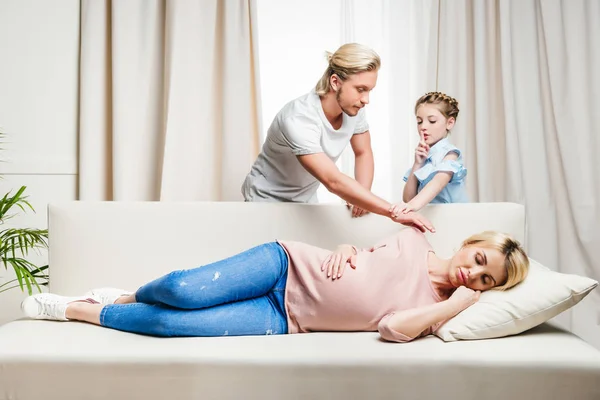 Gravid kvinna som sover på soffan — Stockfoto
