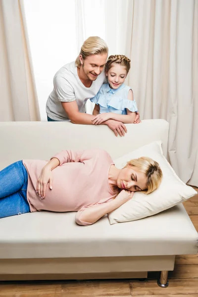 妊娠中の女性がソファで寝ています。 — ストック写真