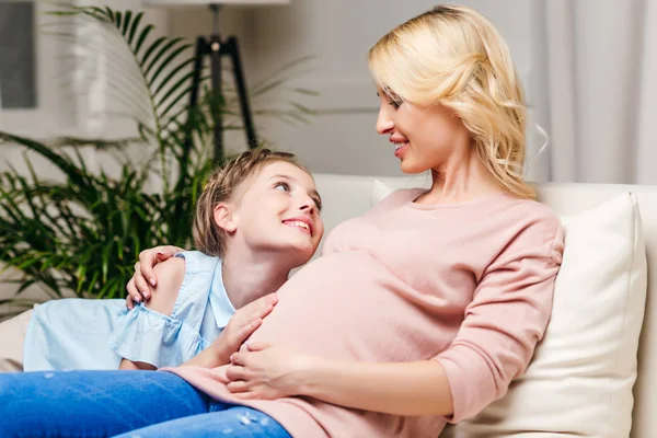 Flicka med gravid mor hemma — Stockfoto