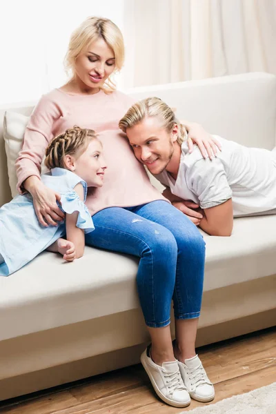 Счастливая семья сидит на диване — стоковое фото