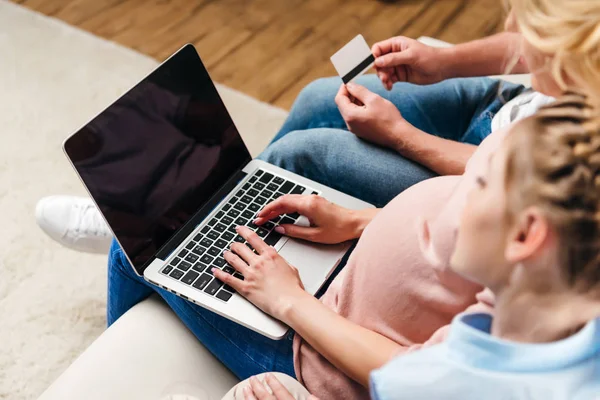 Família compra de bens online — Fotografia de Stock