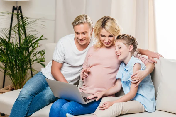 Familia usando el ordenador portátil en casa —  Fotos de Stock