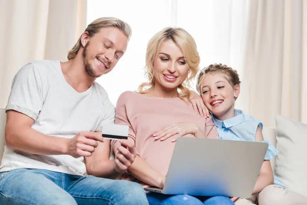 Familie købe varer online - Stock-foto