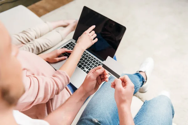 Acquisto online di beni per famiglie — Foto Stock