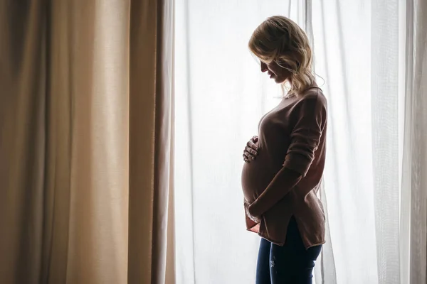 Femme enceinte à la maison — Photo