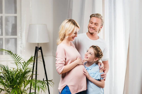 Lykkelig familie hjemme – stockfoto