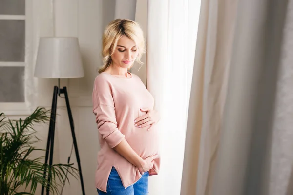 Pregnant woman at home — Stock Photo, Image